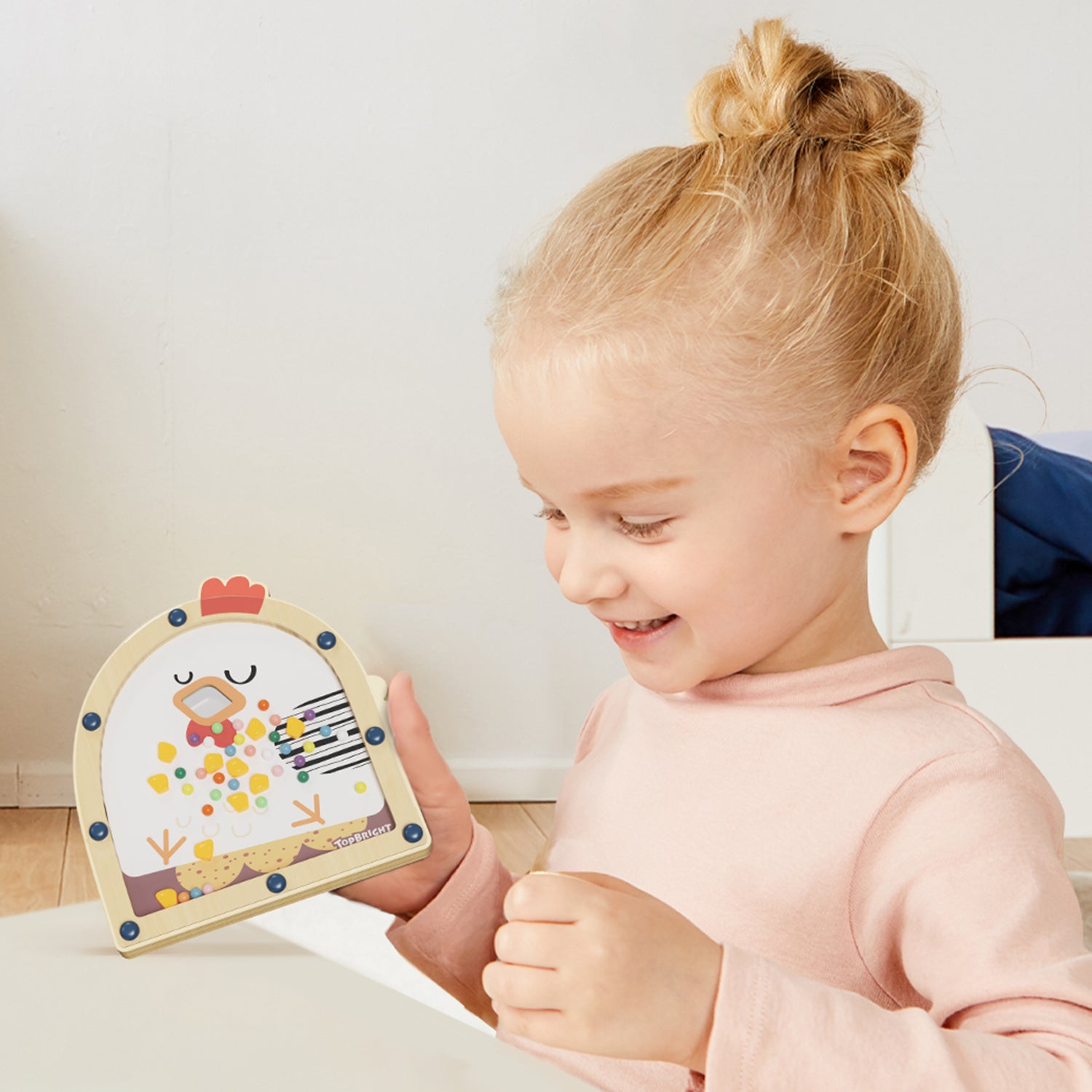 Das Spiel unterstützt Kinder dabei, sich zu fokussieren und zu konzentrieren. Auf unterhaltsame Weise fördert Fütter das Huhn ihre Feinmotorik und trainiert Geduld und Geschicklichkeit.