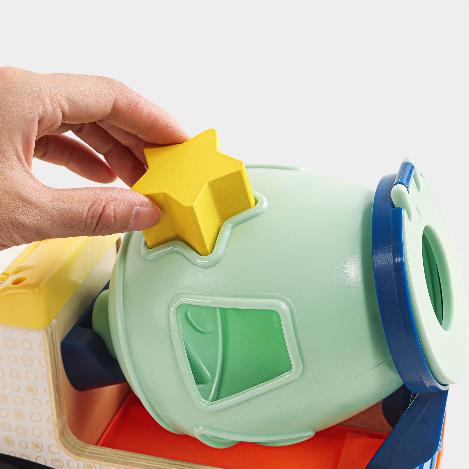 Lernen mit Spaß garantiert: Beim Spielen und Formen sortieren trainieren Kids ganz nebenbei ihre Feinmotorik und die Hand-Augen-Koordination. Sie lernen Farben und Formen wie einen Kreis oder einen Stern kennen und werden beim freien Spielen richtig kreativ.