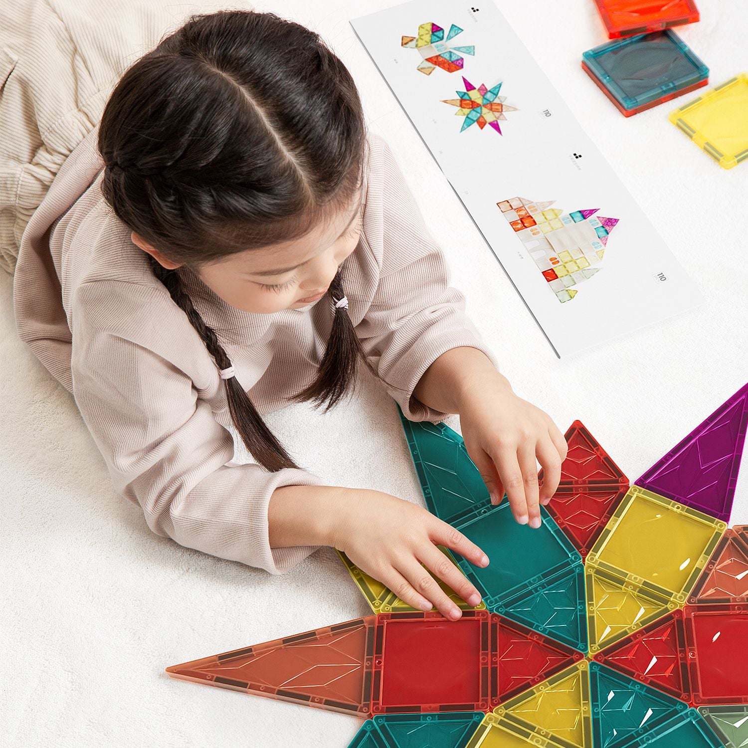 Design-orientiert: Mit den Bausteinen tauchen Jung und Alt ein in die Welt von Farbe, Kreativität und Design. Magnetische Rechtecke, Dreiecke, Quadrate und 3D Bausteine laden zu unendlicher Kreativität ein. In bunten transparenten Steinen bricht sich das Licht und wirft faszinierende Schatten auf Wände oder den Boden. Besonderes Highlight sind Magnetbausteine mit Buntglasfenster Optik.