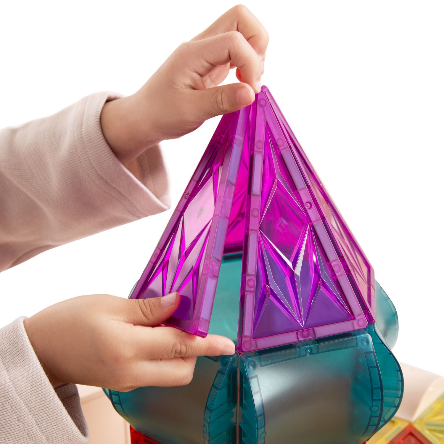 Design-orientiert: Mit den Bausteinen tauchen Jung und Alt ein in die Welt von Farbe, Kreativität und Design. Magnetische Rechtecke, Dreiecke, Quadrate und 3D Bausteine laden zu unendlicher Kreativität ein. In bunten transparenten Steinen bricht sich das Licht und wirft faszinierende Schatten auf Wände oder den Boden. Besonderes Highlight sind Magnetbausteine mit Buntglasfenster Optik.