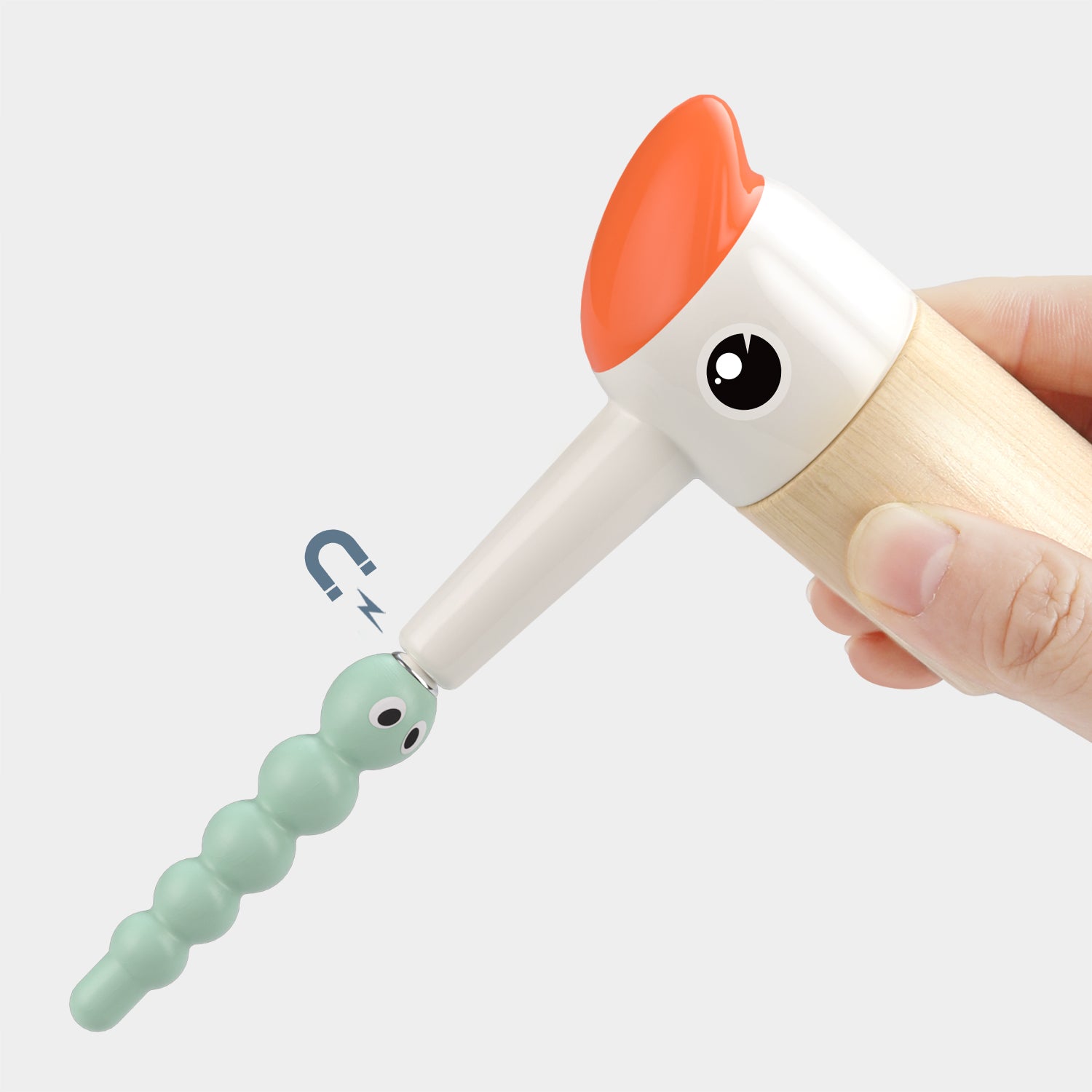 Pädagogisches Spielen: Mit dem Lernspielzeug Fütter den Specht schlüpfen Kinder ab 24 Monaten in die Rolle des Eltern-Vogels und füttern den hungrigen Baby-Specht im Baumstamm. Dank magnetischem Schnabel fangen Kids die bunten Würmer im Baumstamm ganz einfach und verfüttern sie an das Vögelchen. Das Spiel fördert dabei nicht nur die Feinmotorik der Kinder, sondern ganz nebenbei auch Geduld, Hand-Augen-Koordination sowie Beweglichkeit der Handgelenke.