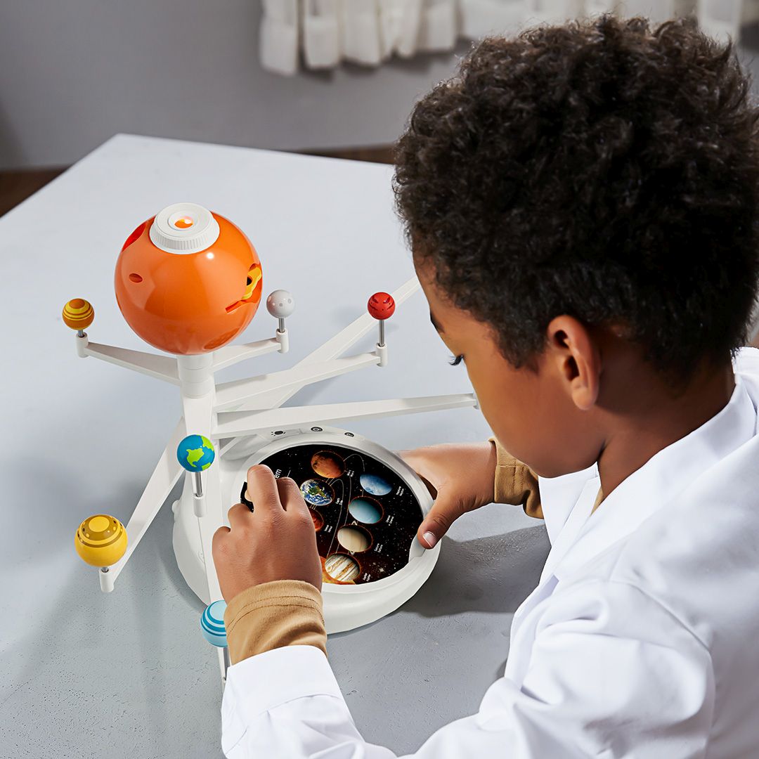 Children explore our solar system and learn about the planets. They place the cards on the model base and press the symbol to hear fun facts about the Sun, Earth, Moon, and more. The quiz mode lets them test what they’ve learned in a playful way.