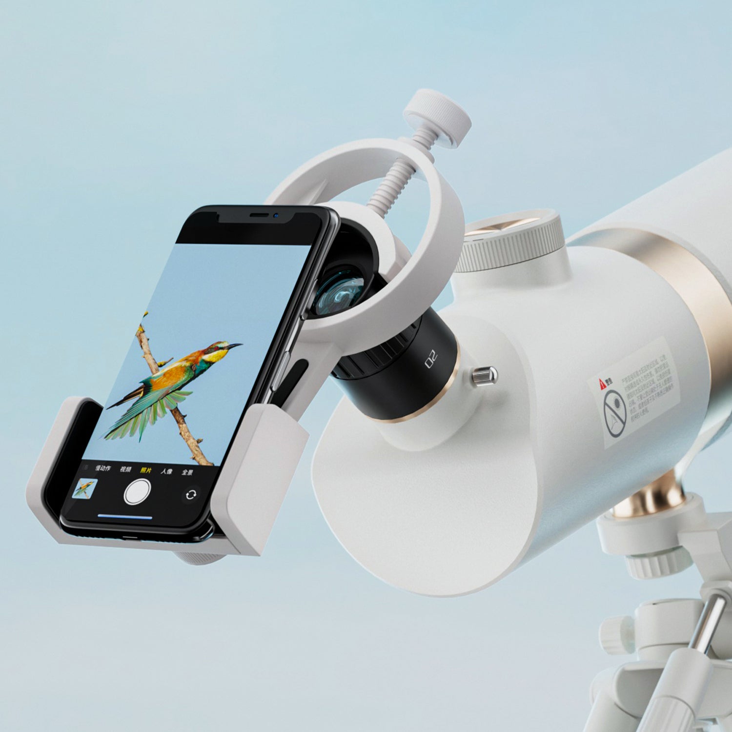 Mit der enthaltenen Halterung lässt sich ein Smartphone sicher am Okular zu befestigen, um Beobachtungen zu fotografieren oder als Video festzuhalten.