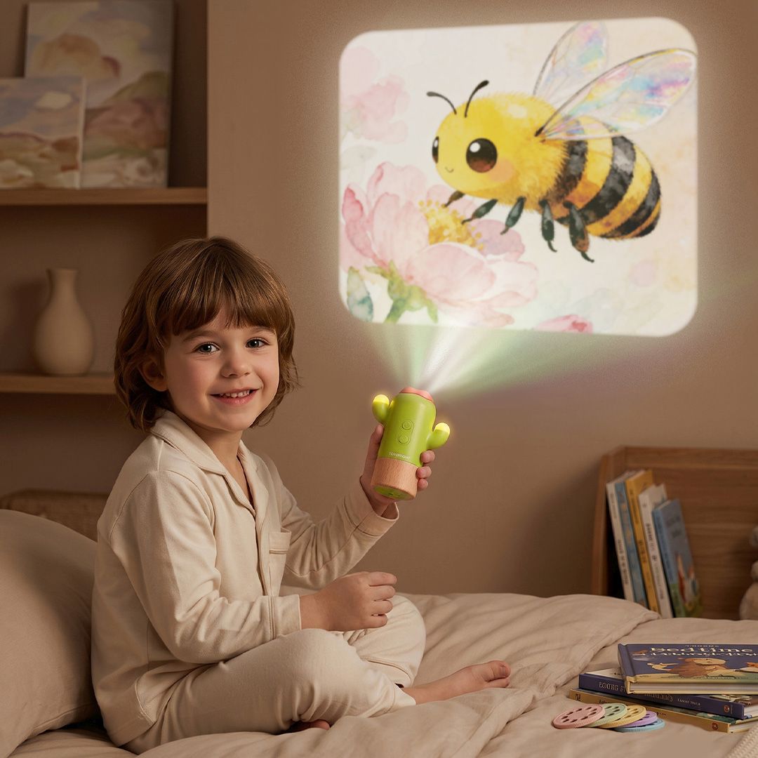 2-in-1 projector & night light: During the day, the projector turns walls and other light-coloured surfaces into exciting picture worlds. In the evening, the built-in night light gives off a soft glow and creates a cosy, comforting atmosphere in the nursery. That makes for a lovely bedtime ritual: first tell stories about the images and spark the imagination, then wind down with the night light.